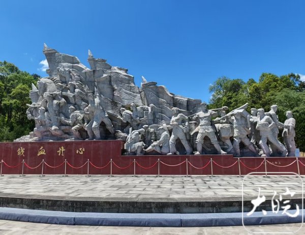 赣州达慧 2025全国新兴主流媒体巴中行 | 采访团在通江县瞻仰全国最大红军烈士陵园_大皖新闻 | 安徽网